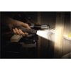 Energizer Taschenlampe in der Hand leuchtet auf Holz, umgeben von Werkstattutensilien.