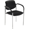 Schwarzer Besucherstuhl mit chromfarbigem Gestell und Armlehnen.