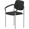 Schwarzer Besucherstuhl mit Chromgestell und armlehnen, geeignet für Konferenz- und Hörsäle.