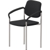 Schwarzer Besucherstuhl mit Armlehnen und verchromtem Gestell.