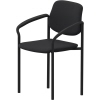 Schwarzer Besucherstuhl mit Armlehnen und stabilen Kunststoffelementen.