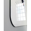 Seitenansicht eines runden Whiteboards mit schwarzen Kanten und reflektierenden Oberflächen.