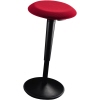 Sitz-Steh-Hocker in roter Polsterung mit schwarzem Standfuß und stufenloser Höhenverstellung.