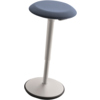 Steh-Sitz-Hocker mit blauem Sitzpolster und grauem, höhenverstellbarem Standfuß.