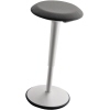 Sitz-Steh-Hocker mit grauem Sitz und weißem, höhenverstellbarem Fuß.