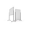 Zwei mobile Design-Whiteboards in Schwarz, montiert auf Rollen, von vorne und hinten sichtbar.