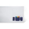 MagnetoWipe Tafelwischer in Blau, angebracht an einem Whiteboard mit weiteren Schreibutensilien.