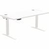 Höhenverstellbarer Schreibtisch in Weiß mit zwei Kabeldurchlässen und LED Kontrollelement.