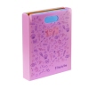 Pinkfarbene Heftbox mit bunten Innenteilen und Muster, seitliche Sichtansicht.