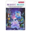 Magnetische Schulranzen-Accessoires in Form von Einhorn und Fee auf bunter Hintergrundkarte.
