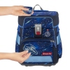 Person platziert reflektierenden Anhänger auf einem blauen Schulranzen mit Weltraummotiv.