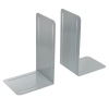 Grau lackierte Buchstützen in L-Form, nebeneinander stehend auf weißem Hintergrund.