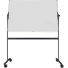Zweiseitige, mobile Magnettafel auf einem Stativ mit Rollen, ideal für Meetings und Workshops.