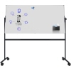 Drehbare Whiteboardtafel auf mobilem Stativ mit Zeichnungen und Zubehör auf der Ablage.