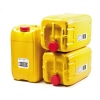 Drei stapelbare gelbe Kanister mit roten Verschlüssen und Etiketten auf der Vorderseite.