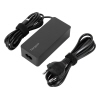 Schwarzes USB-C-Netzteil mit zwei Kabeln, geeignet für den sicheren Betrieb.