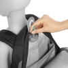Person zeigt die Höhenverstellung eines Schulrucksacks am Modell.