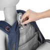 Detailansicht eines Schulrucksacks mit Fokus auf die Schulterträger-Höhenverstellung.