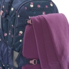 Rucksack mit bunten Punkten und einer lässig hängenden lila Kapuzenjacke.