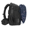 Sportbeutel in Side-View, befestigt an einem Schwarz-Rucksack, zeigt Anwendungsbeispiel.