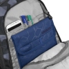 Blick ins Hauptfach eines gräulichen Schulrucksacks mit Stiftebox und Smartphonefach.