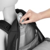 Hand hält EINSTELLMECHANISMUS für die Riemenhöhe eines Schulrucksacks an einem Modell.