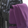 Grauer COOCAZOO Schulrucksack PORTER mit lila Pullover, der an den Gurtbändern befestigt ist.