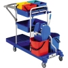 Reinigungswagen mit bunten Eimern und Ablagefächern auf einem rollbaren Gestell.