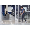 Hygienesäule mit Handdesinfektionsmittelspender in einem Fitnessstudio-Eingangsbereich.