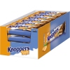 Knoppers Erdnussriegel in einem offenen Karton mit mehreren Riegeln.