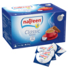 Verpackung von Natreen Süßstoff Classic Tabletten neben einer Tasse Kaffee und Keks.