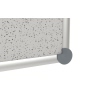 Pinnwand mit strukturierter hellgrauer Fläche und grauem Kunststoffrand in Nahaufnahme.