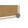 Detailansicht der unteren Ecke einer braunen Korkpinnwand mit einem grauen Fuß.