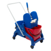 Reinigungswagen mit zwei Eimern in blau und rot sowie Mop-Halter und Griff.
