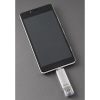 USB-Stick mit USB-C- und USB-A-Anschluss steckt in einem Smartphone.