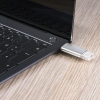 USB-Stick, der in einen Laptop mit sichtbarem USB-C-Anschluss eingesteckt ist.