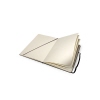 Offenes Moleskine Skizzenbuch mit leeren Seiten und schwarzem Gummiband.