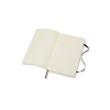 Offenes schwarzes Notizbuch mit liniertem Papier und Lesezeichen, im Taschenformat.