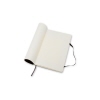 Schwarzes Moleskine Notizbuch Classic Softcover, offen mit blanco Seiten und Lesezeichen.