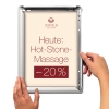 Bilderwechselrahmen im Querformat mit Hand, die ein A4-Plakat präsentieren.