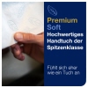 Hand mit Papierhandtuch in Nahaufnahme, das die geprägte Blätterstruktur zeigt.