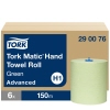 Tork Handtuchrolle Matic® Advanced in grüner Farbe, verpackt in einem Karton mit sechs Rollen.