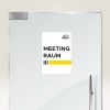 Weißes Universaletikett mit der Aufschrift "MEETING RAUM III" auf einer gläsernen Fläche.