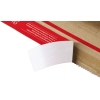Selbstklebeverschluss eines ColomPac Versandkartons für flexible Wickelverpackung.