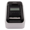 Brother Etikettendrucker QL-820NWBc mit integriertem Display und Druckausgabe vorne.