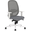 Weißer Bürodrehstuhl mit grauer Polsterung und Netzrückenlehne in Seitenansicht.