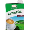 Kartonverpackung von Kondensmilch mit einer Tasse Kaffee und der Aufschrift „Kaffeeglück“.