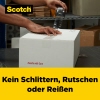 Verpackungsklebeband wird auf einen Karton aufgetragen, der auf einem Tisch liegt.