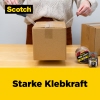Person klebt ein Karton mit Scotch Packband, im Hintergrund sind weitere Packbänder sichtbar.