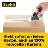 Eine Hand hält einen Dispenser, der Verpackungsklebeband auf einen Karton aufträgt.